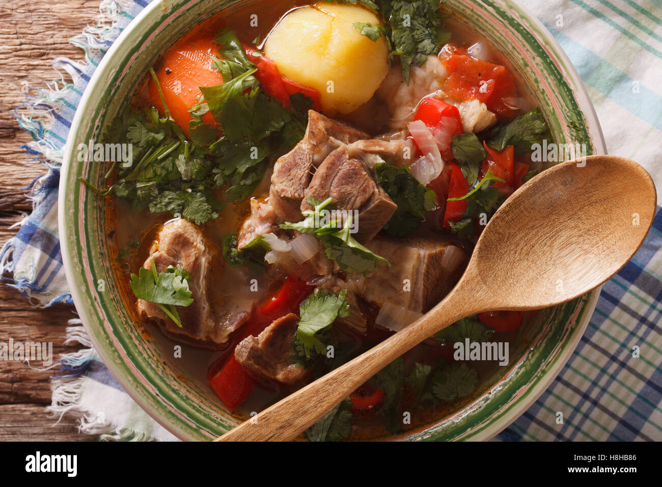 Arabische Dick Lamm-Suppe mit Gemüse Closeup auf den Teller auf den Tisch. Horizontale Ansicht von oben Stockfoto