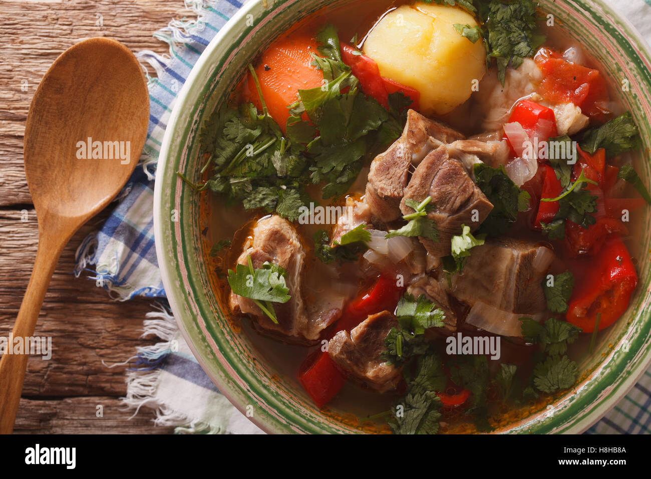 Lamm-Suppe mit Gemüse Closeup auf den Teller auf den Tisch. horizontale Ansicht von oben Stockfoto