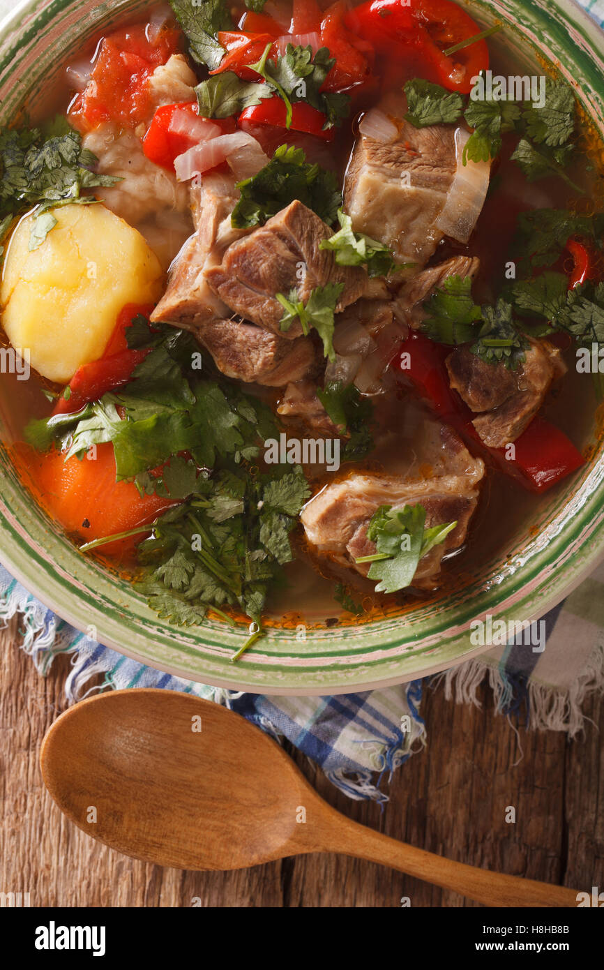Lamm-Suppe mit Gemüse Closeup auf den Teller auf den Tisch. vertikale Ansicht von oben Stockfoto