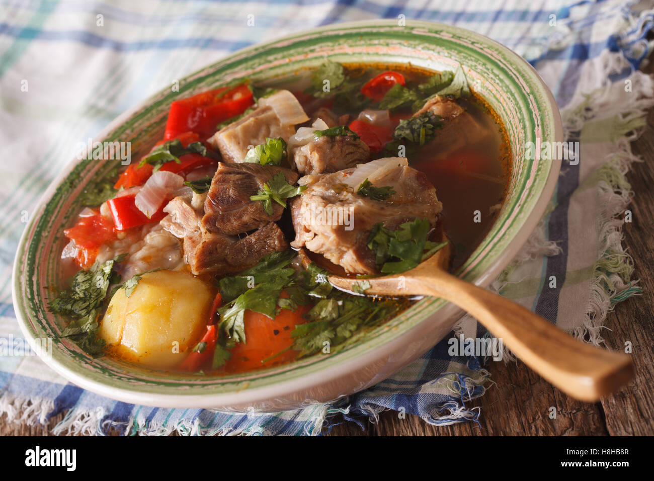 Shurpa-Lamm-Suppe mit Gemüse Closeup auf den Teller auf den Tisch. horizontale Stockfoto