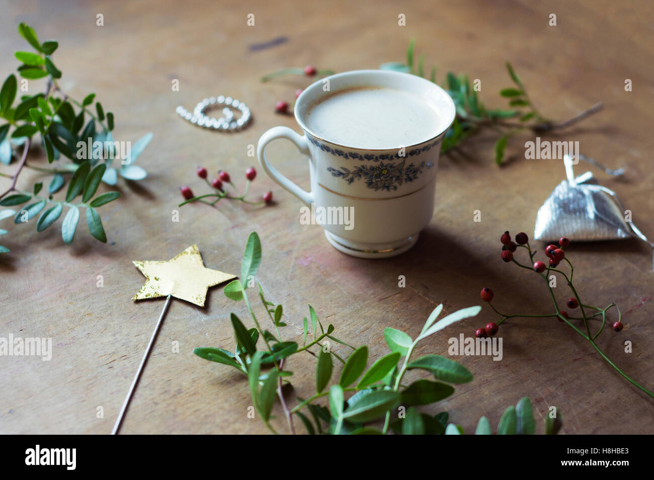 Kaffeetasse auf dem Geschenk Wickeltisch Stockfoto
