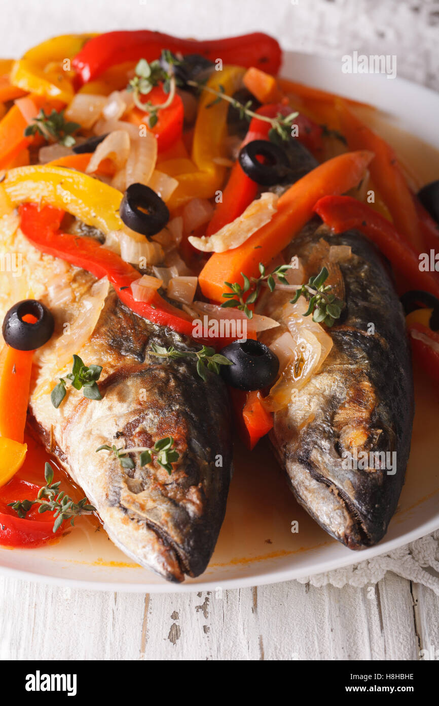 Spanische Küche: Escabeche Makrele Closeup auf einem Teller. Vertikal Stockfoto