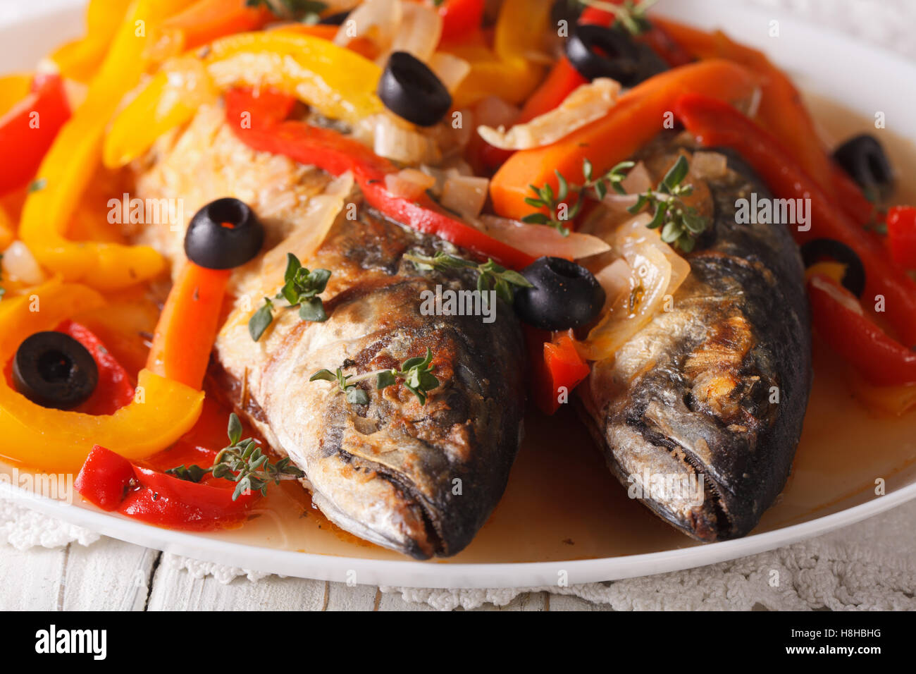 Spanische Küche: Escabeche Makrele Closeup auf einem Teller. horizontale Stockfoto