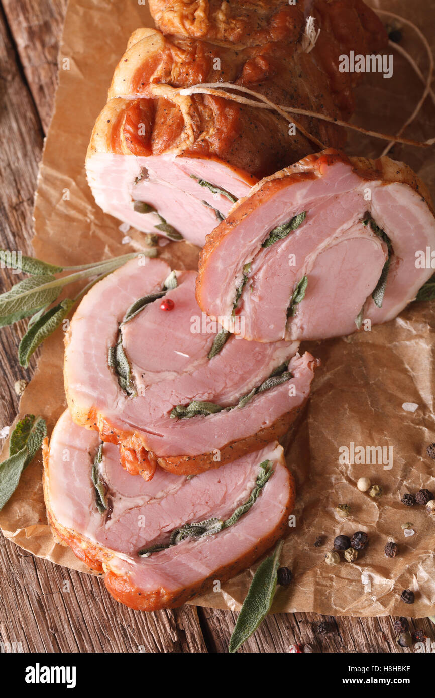 Würziger Schweinebraten mit Salbei hautnah auf dem Tisch. vertikal, rustikal Stockfoto