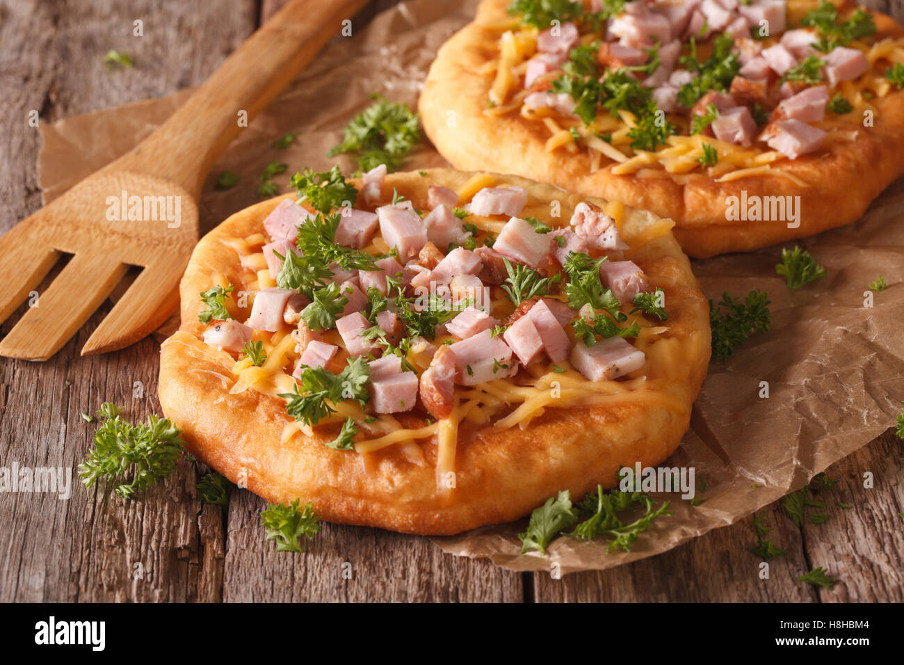 Langos ungarische Pfannkuchen mit Schinken und Käse Nahaufnahme auf dem ...
