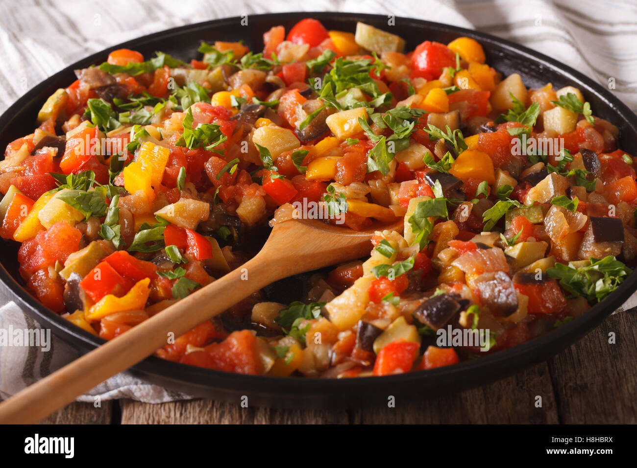 Spanische Küche: Gemüseeintopf Pisto Manchego Makro auf einem Teller ...