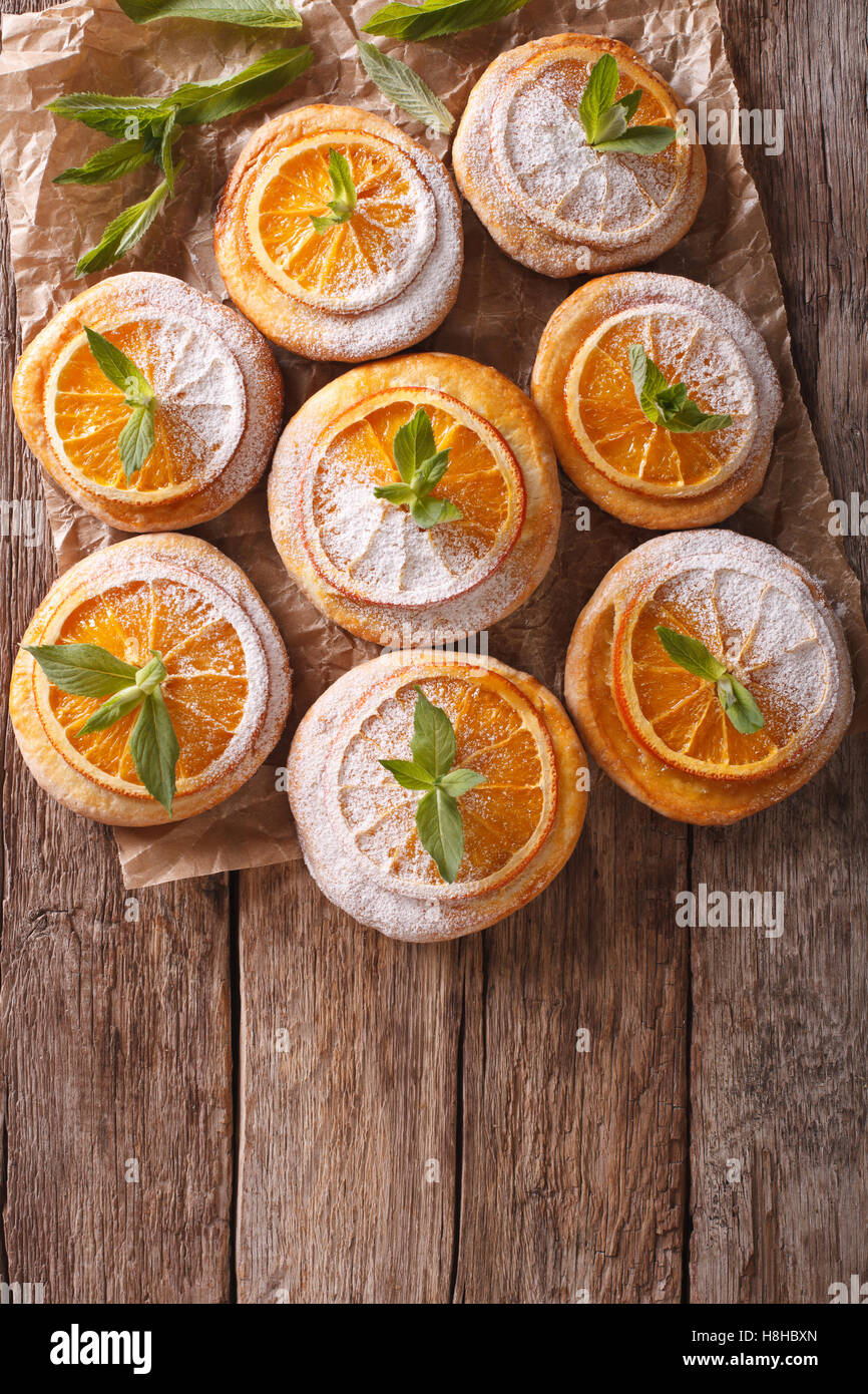 Hausgemachte Kekse mit Mandeln und Orangen Nahaufnahme Papier auf dem Tisch. vertikale Ansicht von oben Stockfoto