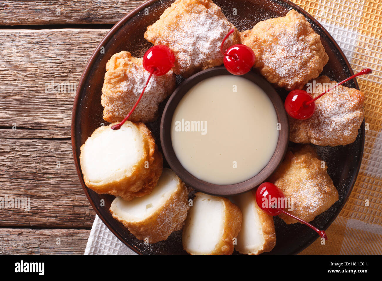 Dessert-Leche Frita mit Kondensmilch und Kirschen auf einer Platte-Nahaufnahme. Horizontale Ansicht von oben Stockfoto