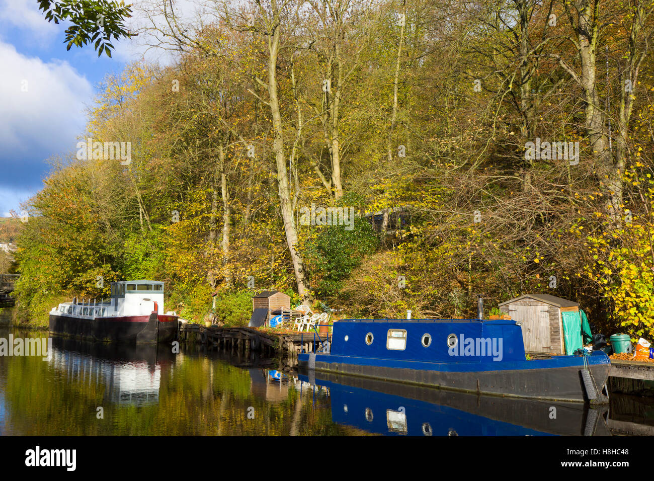 Lastkähne günstig entlang der Rochdale Canal im Herbst in der Nähe von Halifax, West Yorkshire England Großbritannien Stockfoto