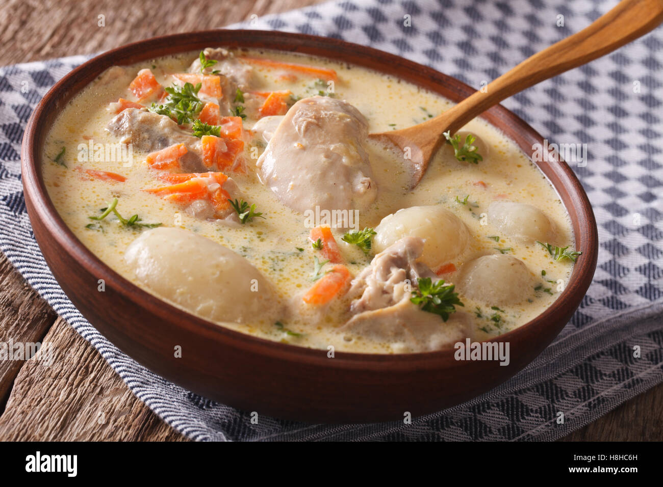 Belgische Küche: Creme Suppe mit Huhn hautnah in einer Schüssel auf dem Tisch. horizontale Stockfoto