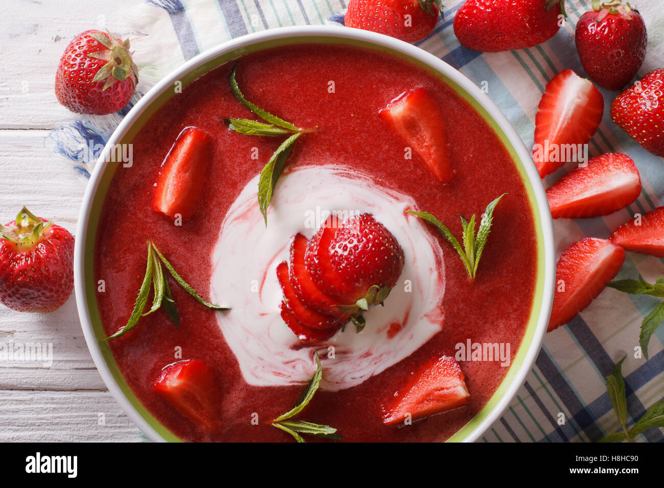 Suppe von frischen Erdbeeren mit Joghurt hautnah in einer Schüssel auf dem Tisch. horizontale Ansicht von oben Stockfoto