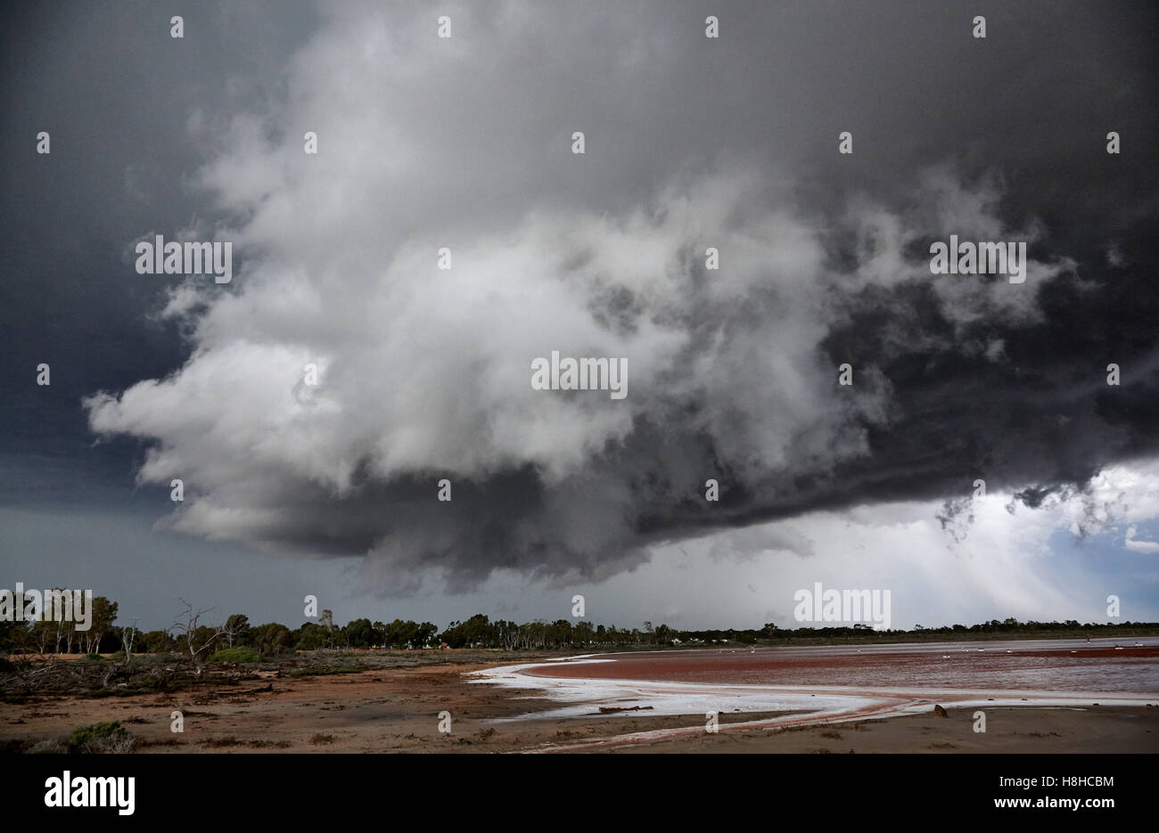 Beschädigung Gewitter über ein Salt Lake in der Nähe von Mildura, Victoria, Australien Bildung Stockfoto