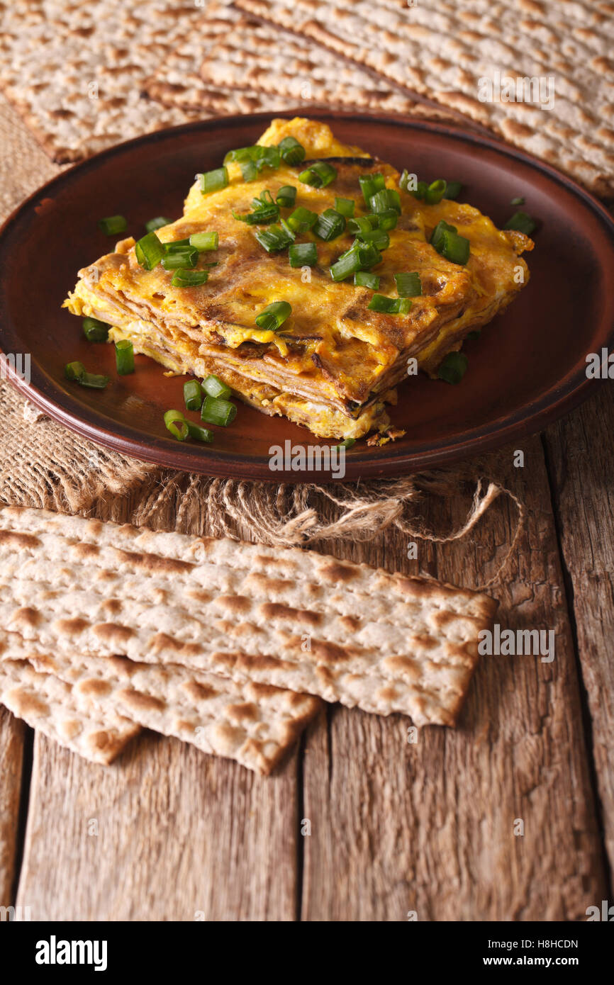 Jüdischen Omelett: Matzah Brei mit Frühlingszwiebeln Nahaufnahme auf einer Platte. Vertikal Stockfoto