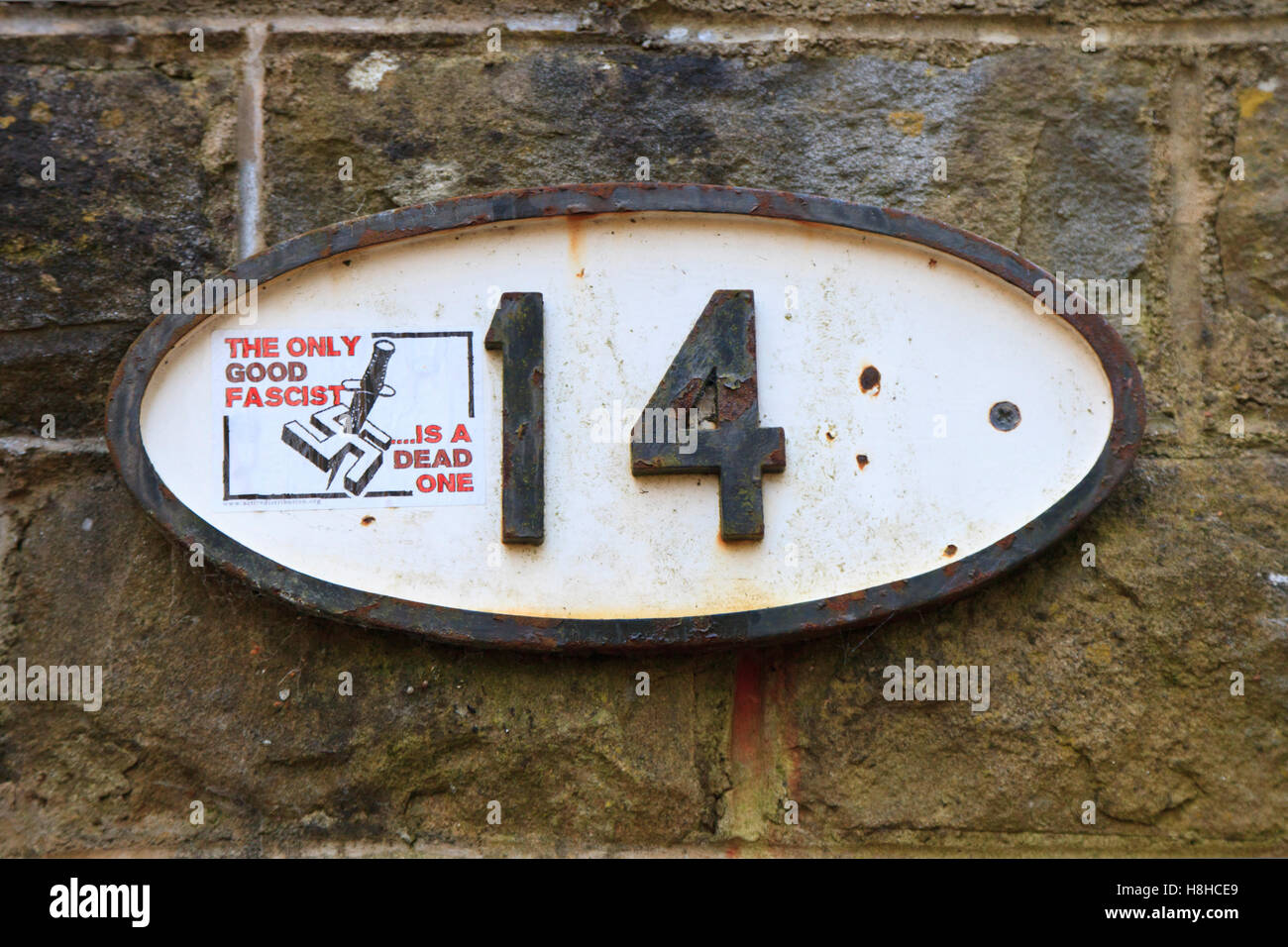 Ein Nummernschild auf einer Brücke auf den Rochdale Kanal mit einer anti-faschistische Aufkleber auf Stockfoto