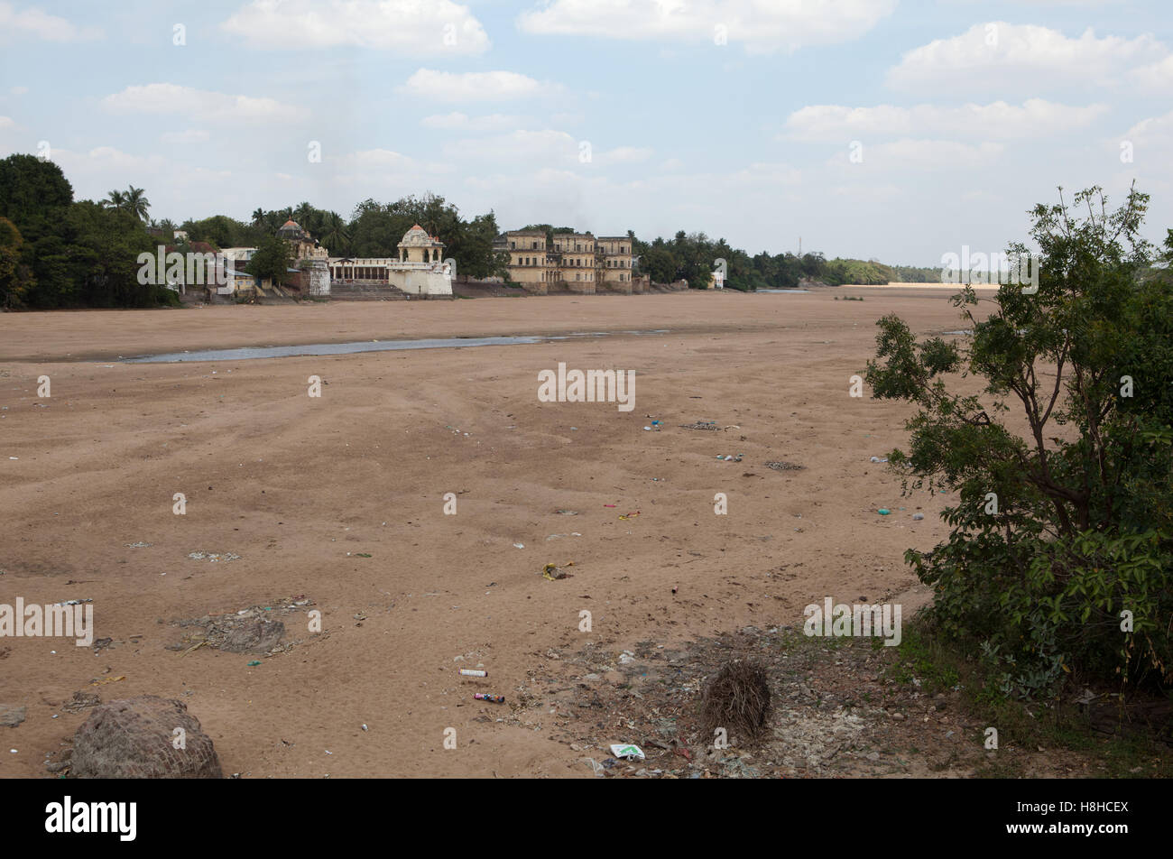 ausgetrocknetes Flussbett in Tamil Nadu, Indien Stockfoto