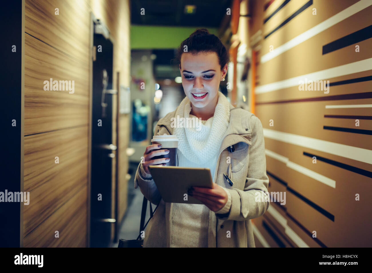 Brünette Frau mit Tablet nach der Arbeit Stockfoto