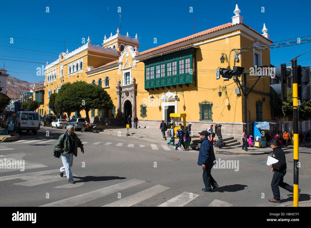 Potosi, Bolivien - 29. November 2013: Menschen überqueren einen Zebrastreifen die Stadt Potosi in Bolivien. Stockfoto
