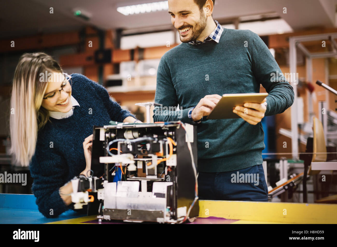 Robotik-Ingenieur Studenten Teamarbeit im Projekt Stockfoto