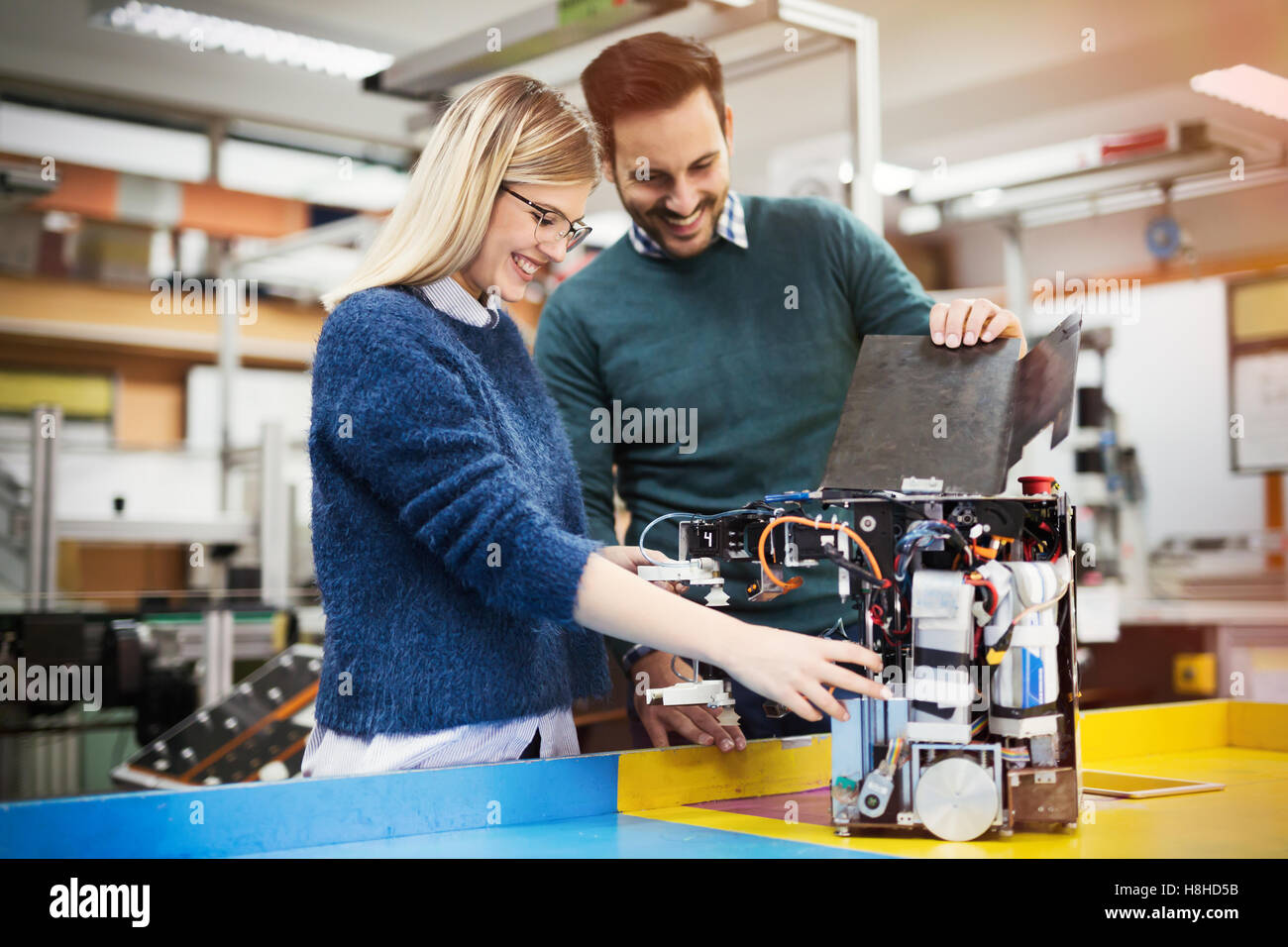 Robotik-Ingenieur Studenten Teamarbeit im Projekt Stockfoto