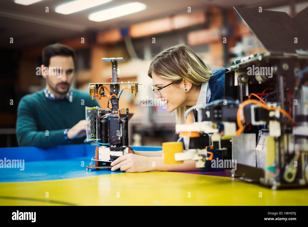 Robotik-Ingenieur Studenten Teamarbeit im Projekt Stockfoto