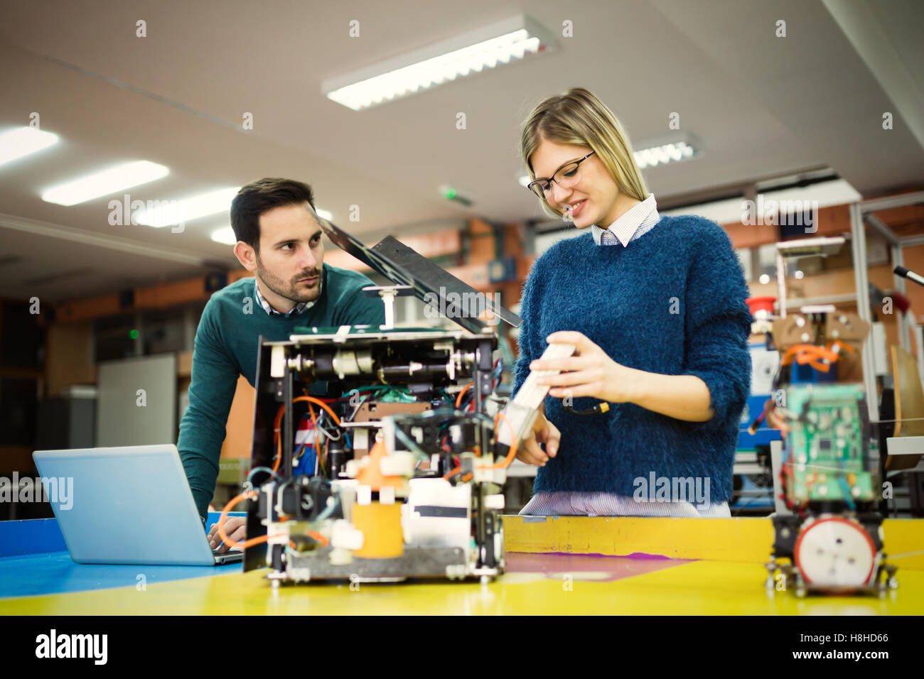Robotik-Ingenieur Studenten Teamarbeit im Projekt Stockfoto