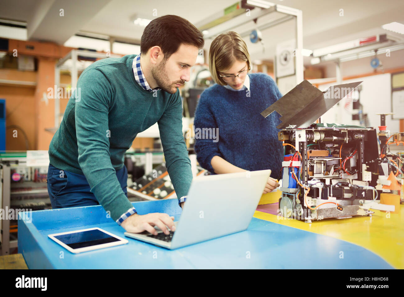 Robotik-Ingenieur Studenten Teamarbeit im Projekt Stockfoto