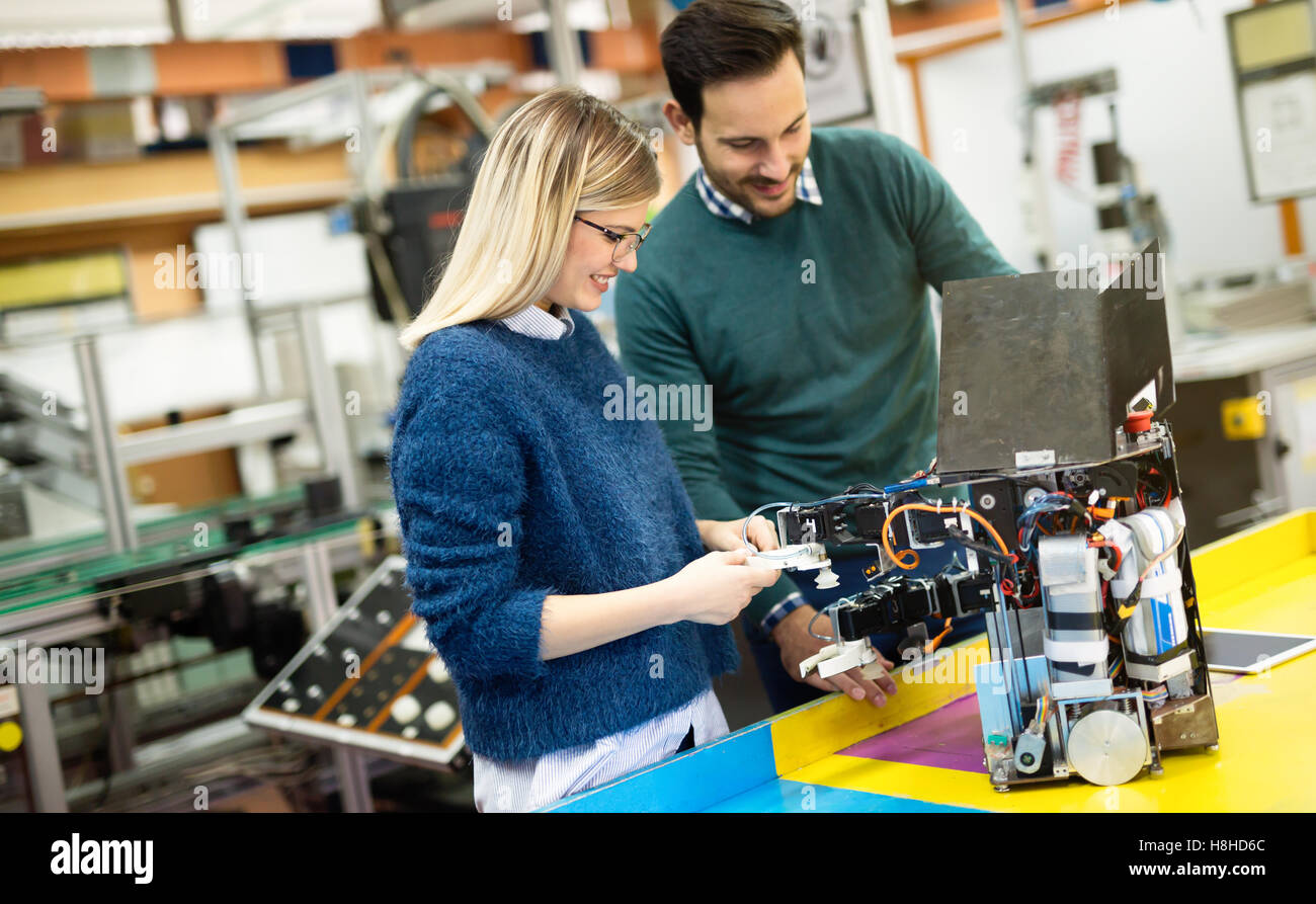 Maschinenbau und Robotik Student am Projekt arbeiten Stockfoto