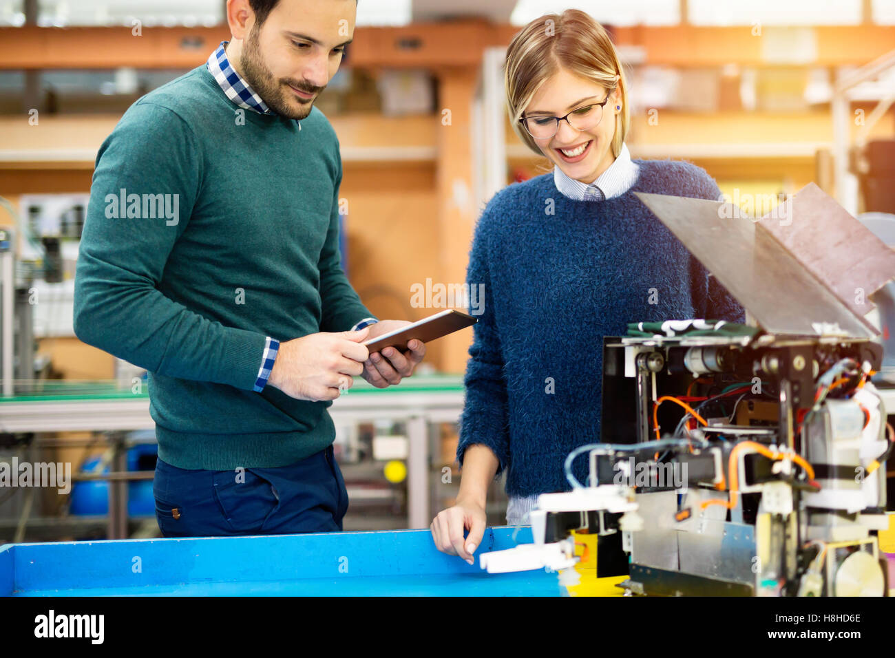 Maschinenbau und Robotik Student am Projekt arbeiten Stockfoto