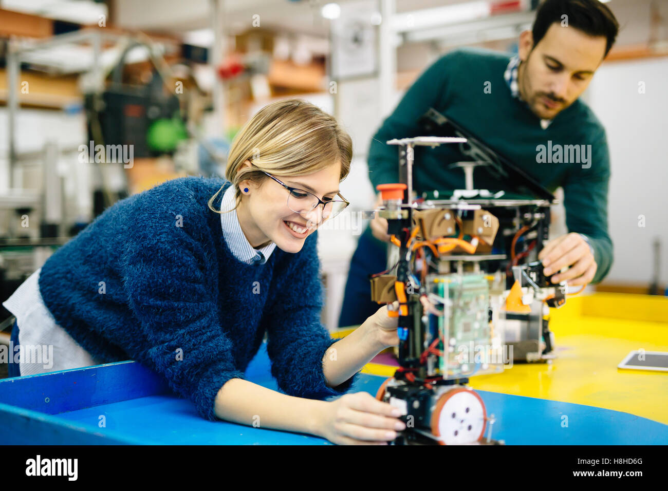 Maschinenbau und Robotik Student am Projekt arbeiten Stockfoto