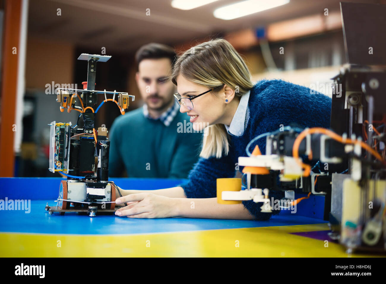 Maschinenbau und Robotik Student am Projekt arbeiten Stockfoto