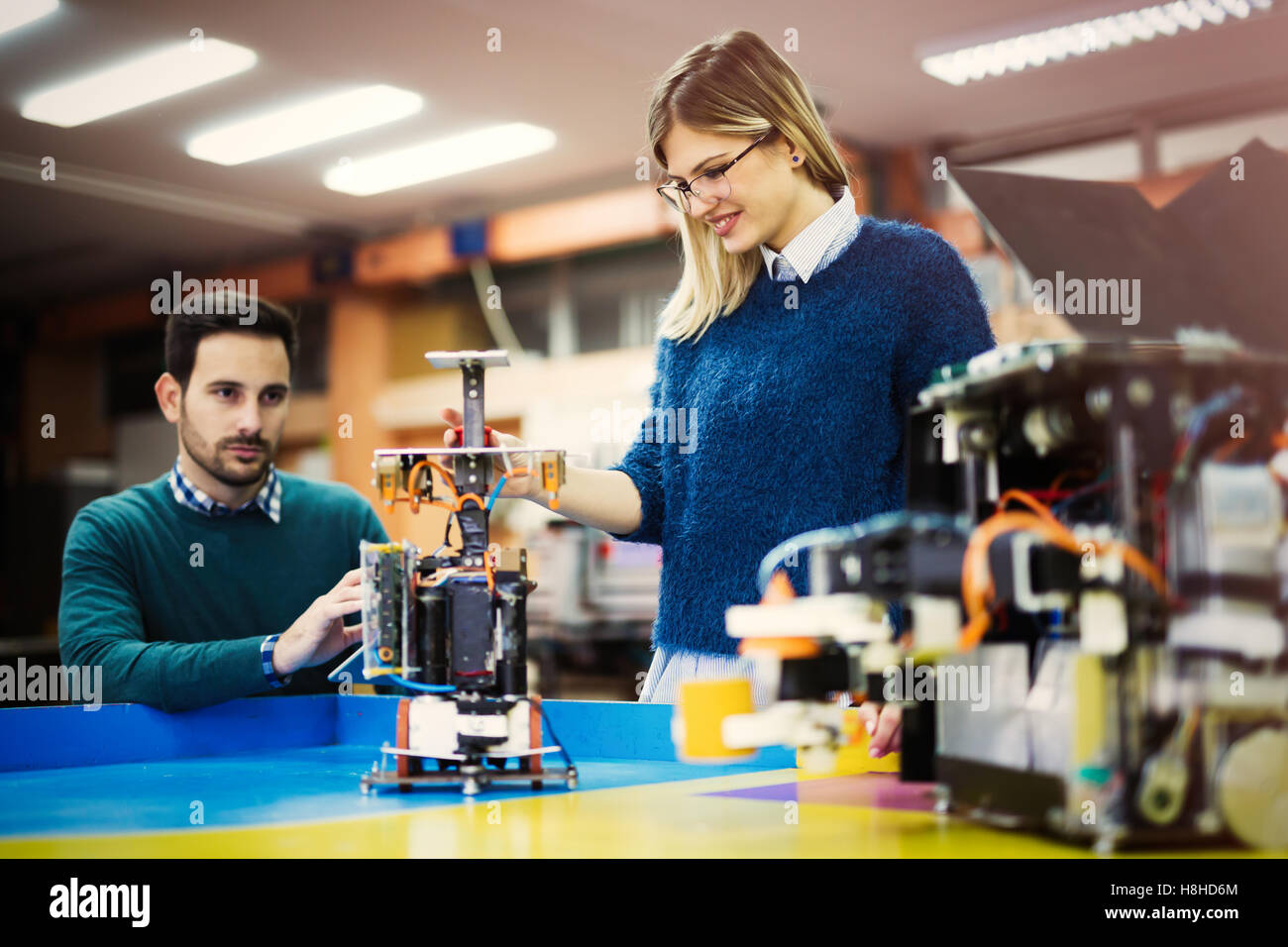 Maschinenbau und Robotik Student am Projekt arbeiten Stockfoto