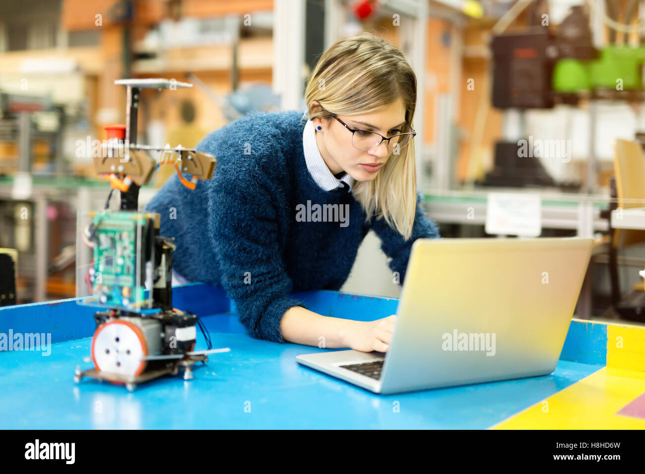 Maschinenbau und Robotik Student am Projekt arbeiten Stockfoto