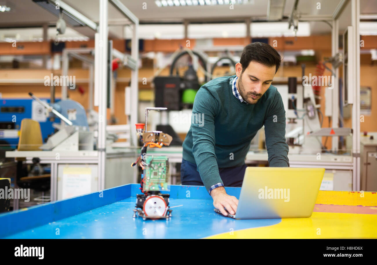 Maschinenbau und Robotik Student am Projekt arbeiten Stockfoto