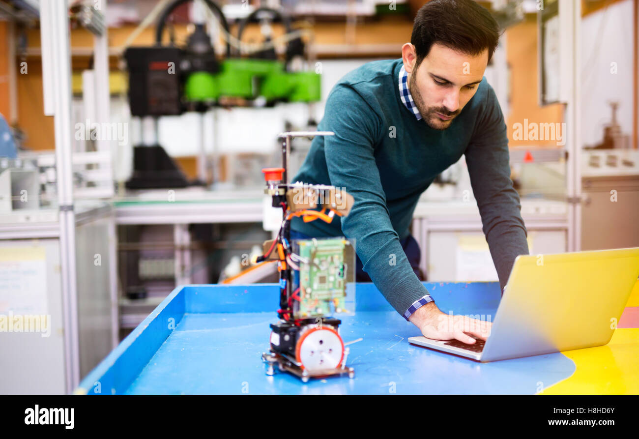 Maschinenbau und Robotik Student am Projekt arbeiten Stockfoto