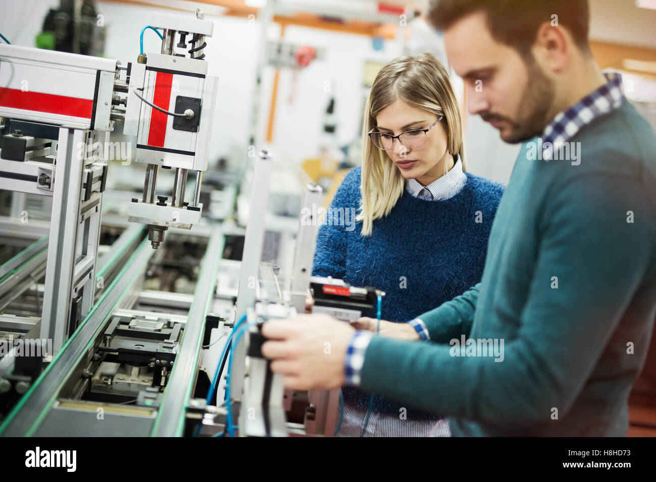 Engineering-Robotik-Klasse Teamarbeit von Studenten Stockfoto