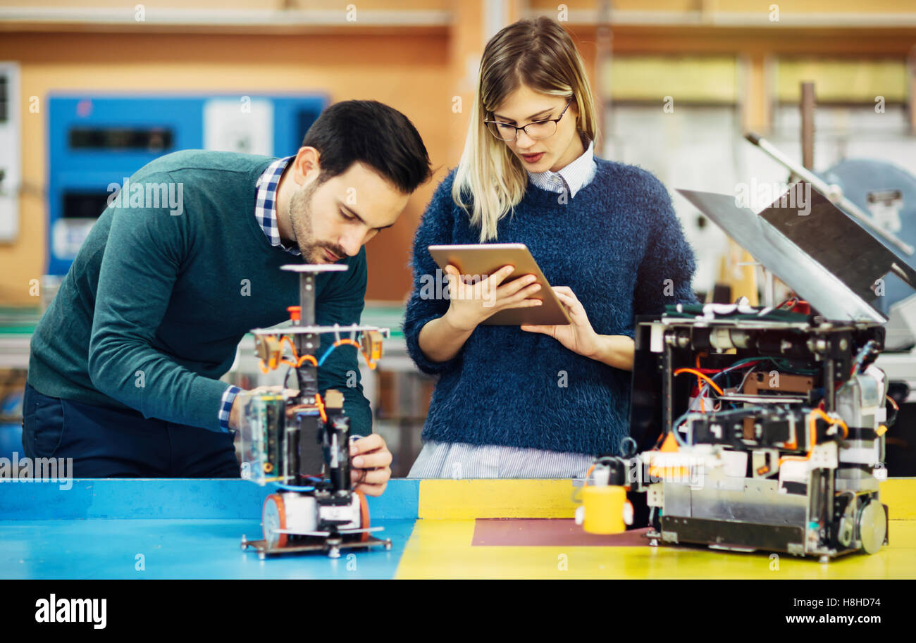 Engineering-Robotik-Klasse Teamarbeit von Studenten Stockfoto