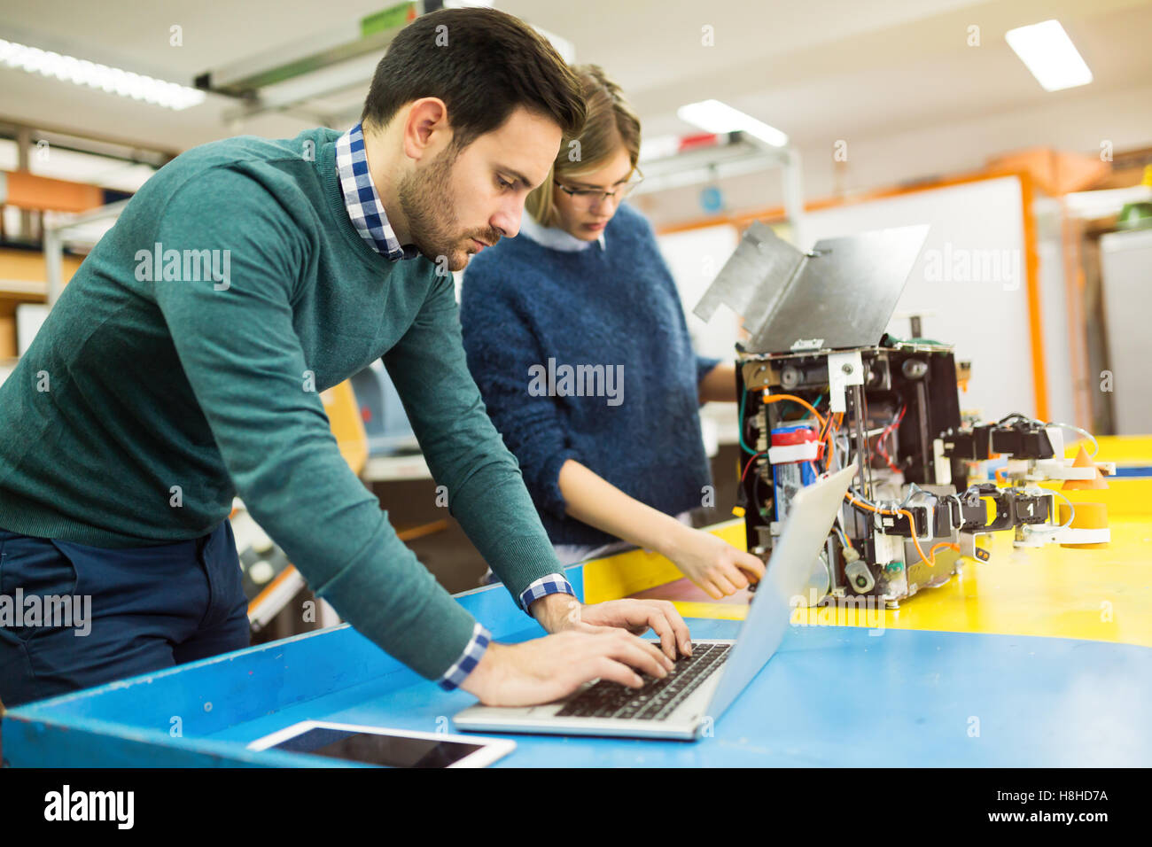 Engineering-Robotik-Klasse Teamarbeit von Studenten Stockfoto