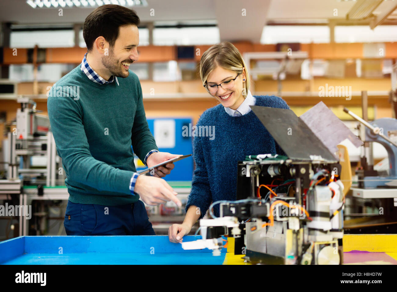 Robotik-Ingenieur Studenten Teamarbeit im Projekt Stockfoto