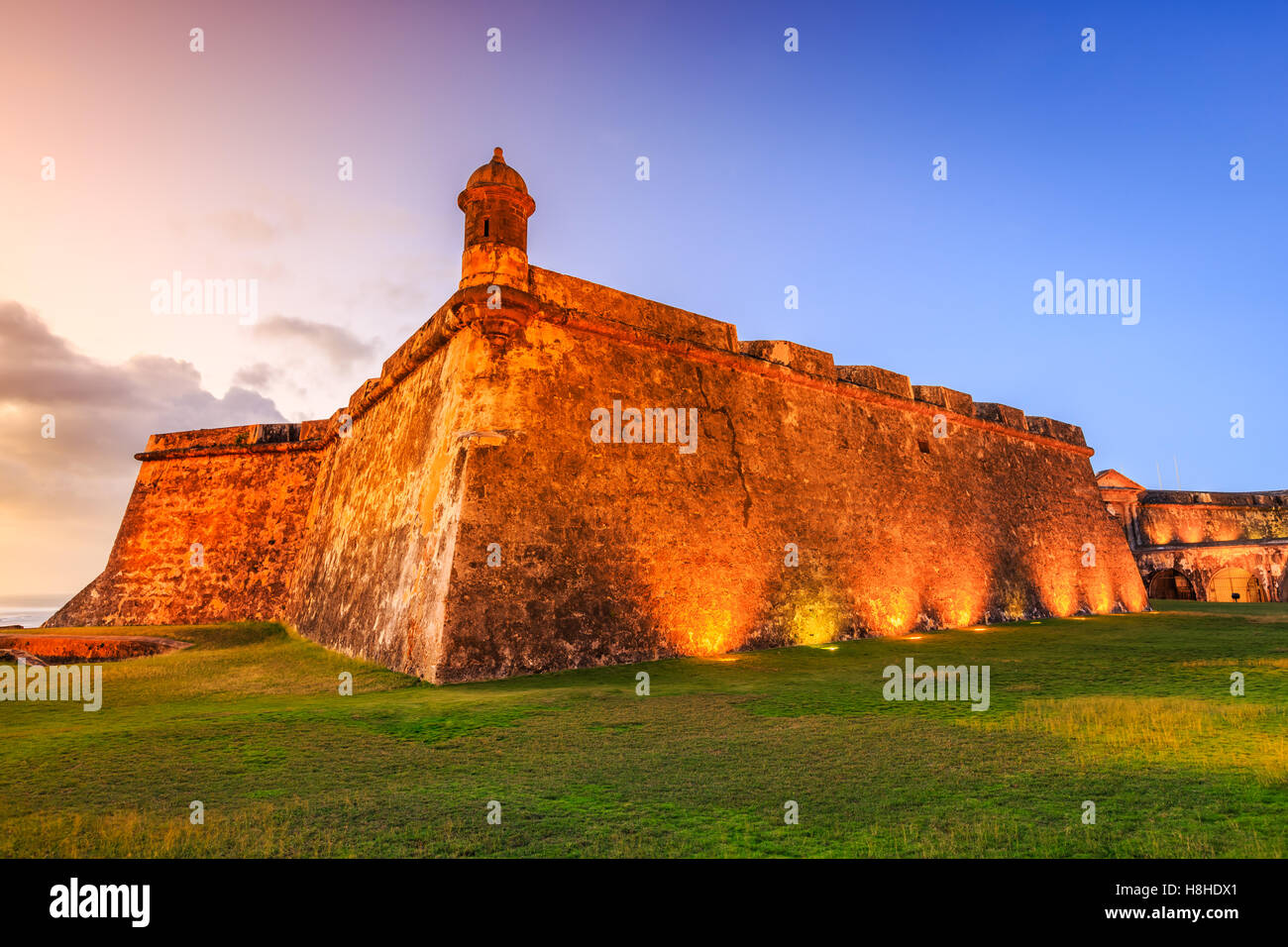 San Juan, Puerto Rico. Fort San Felipe del Morro oder Morro Castle in der Dämmerung. Stockfoto
