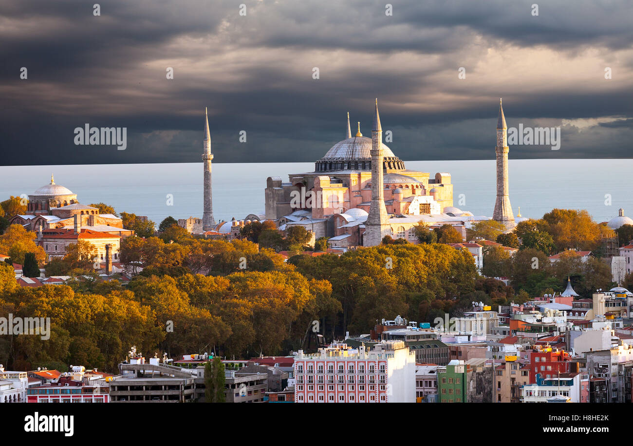 Hagia Sophia in Istanbul. Die Welt berühmten Denkmal der byzantinischen Architektur. Anzeigen des St.  Dom bei Sonnenuntergang. Stockfoto