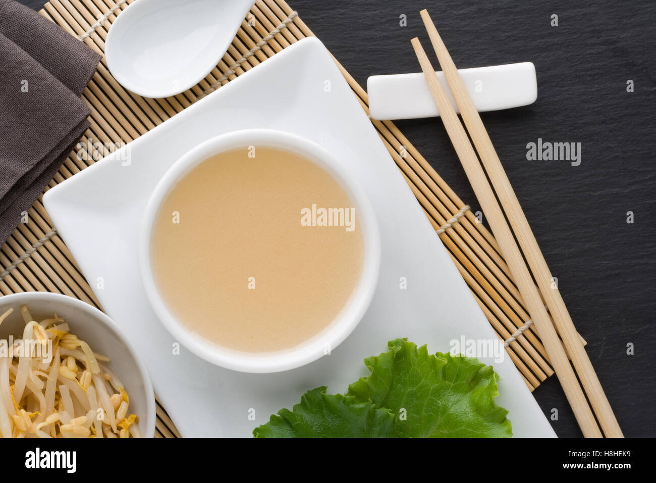 Draufsicht auf eine chinesische Salat-Dressing mit Reisessig und Zucker gemacht. Stockfoto