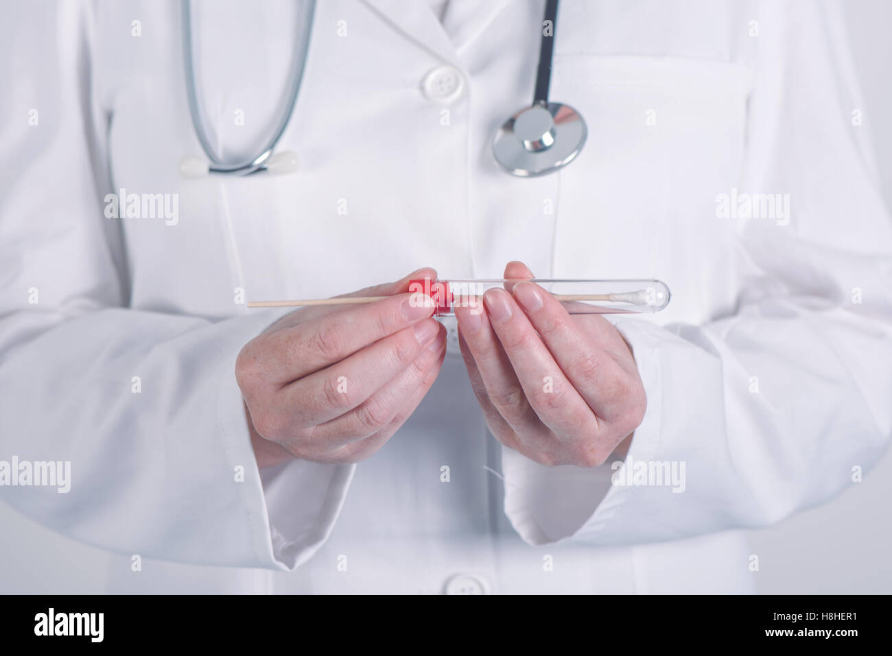 Vorbereitung Reagenzglas Ärztin für biologische Proben, Nahaufnahme von Händen Stockfoto