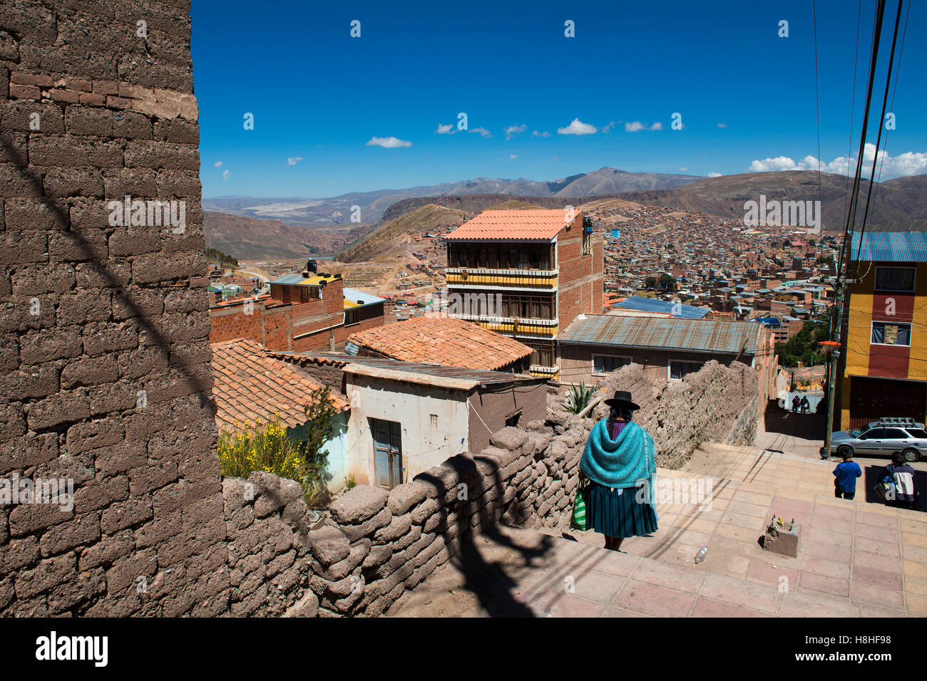 Potosi, Bolivien - 29. November 2013: Frau Tracht in der Stadt Potosí in Bolivien. Stockfoto Potosi, Bolivien - 29. November 2013: Frau Tracht in der Stadt Potosí in Bolivien. Stockfoto