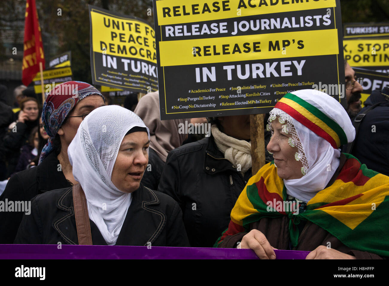 Zwei kurdische DemonstrantInnen hält ein Plakat gegen Zensur und Schließung der kurdischen Partei HDP in Türkei/London Stockfoto
