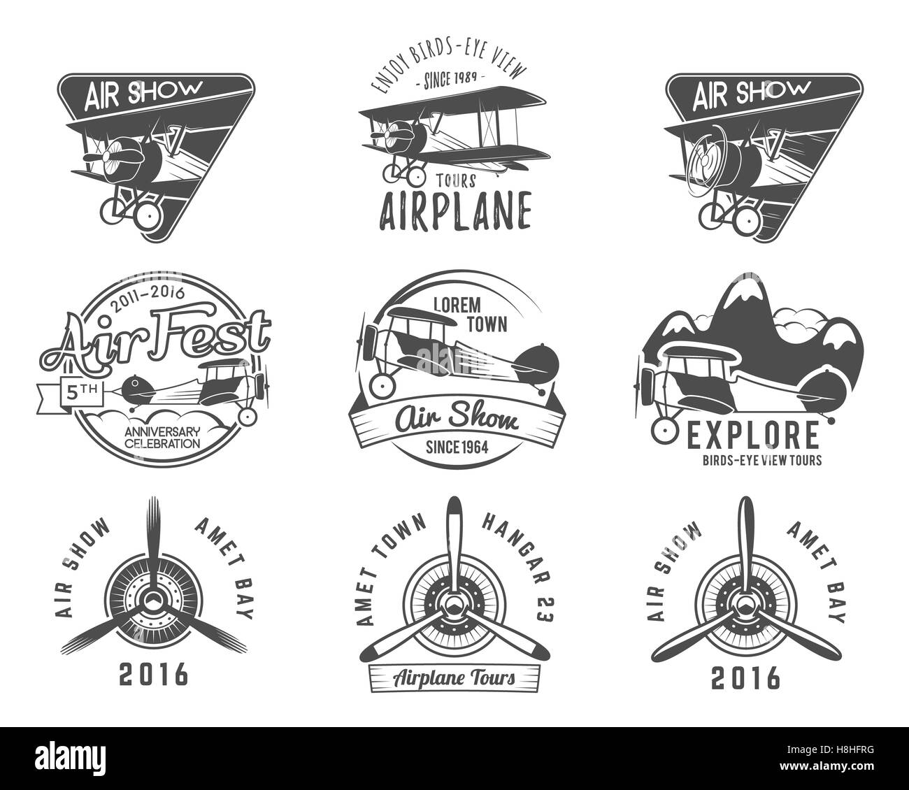 Vintage Flugzeug Embleme. Doppeldecker-Etiketten. Retro-Flugzeug-Abzeichen und Design-Elemente. Aviatik-Briefmarken-Kollektion. Airshow-Logo und Schriftzug. Fliegen Sie, Propeller, alte Symbol isoliert auf weißem Hintergrund. . Stockfoto