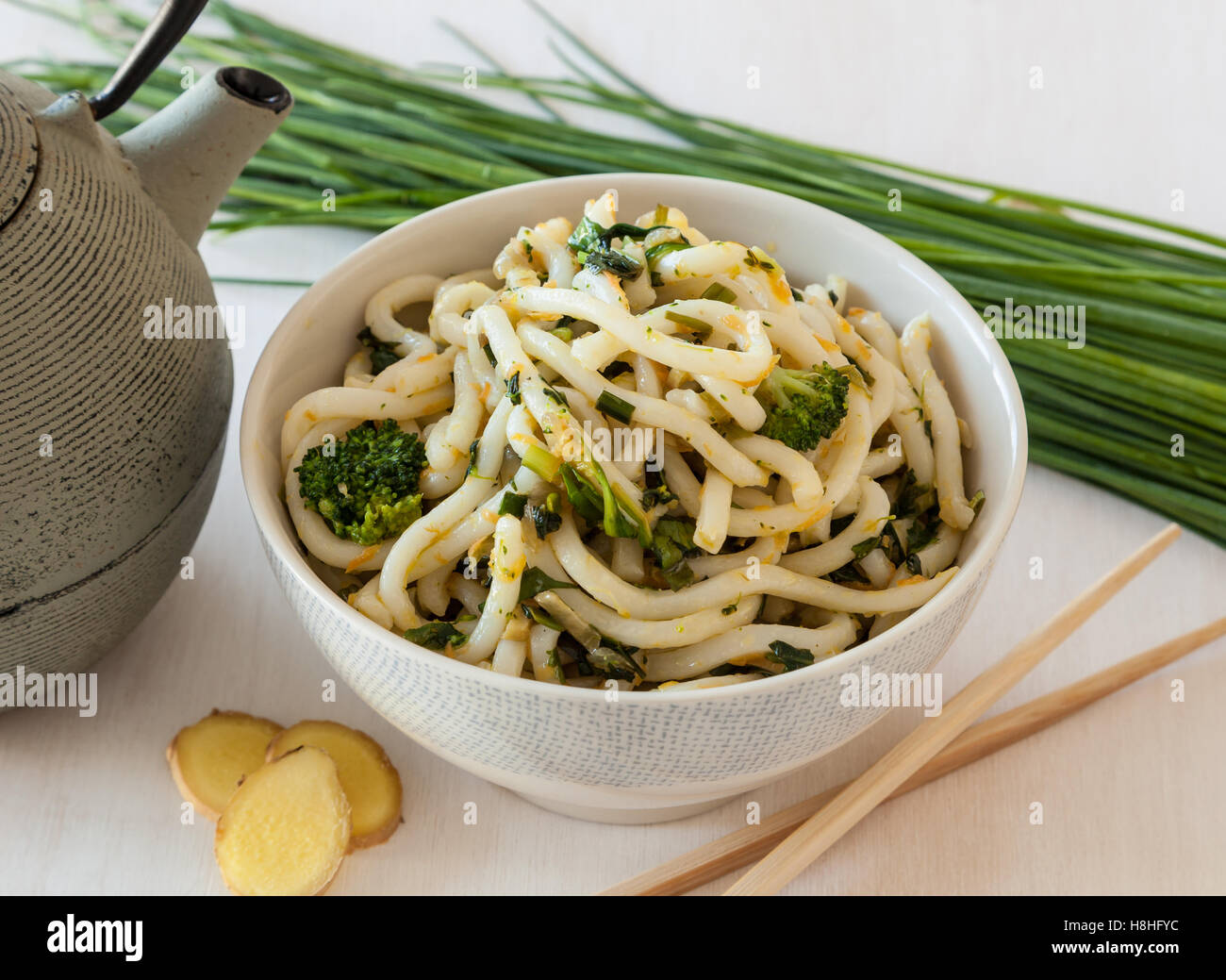 Japanisches Essen. Udon-Nudeln mit Broccoli und Gemüse Stockfoto