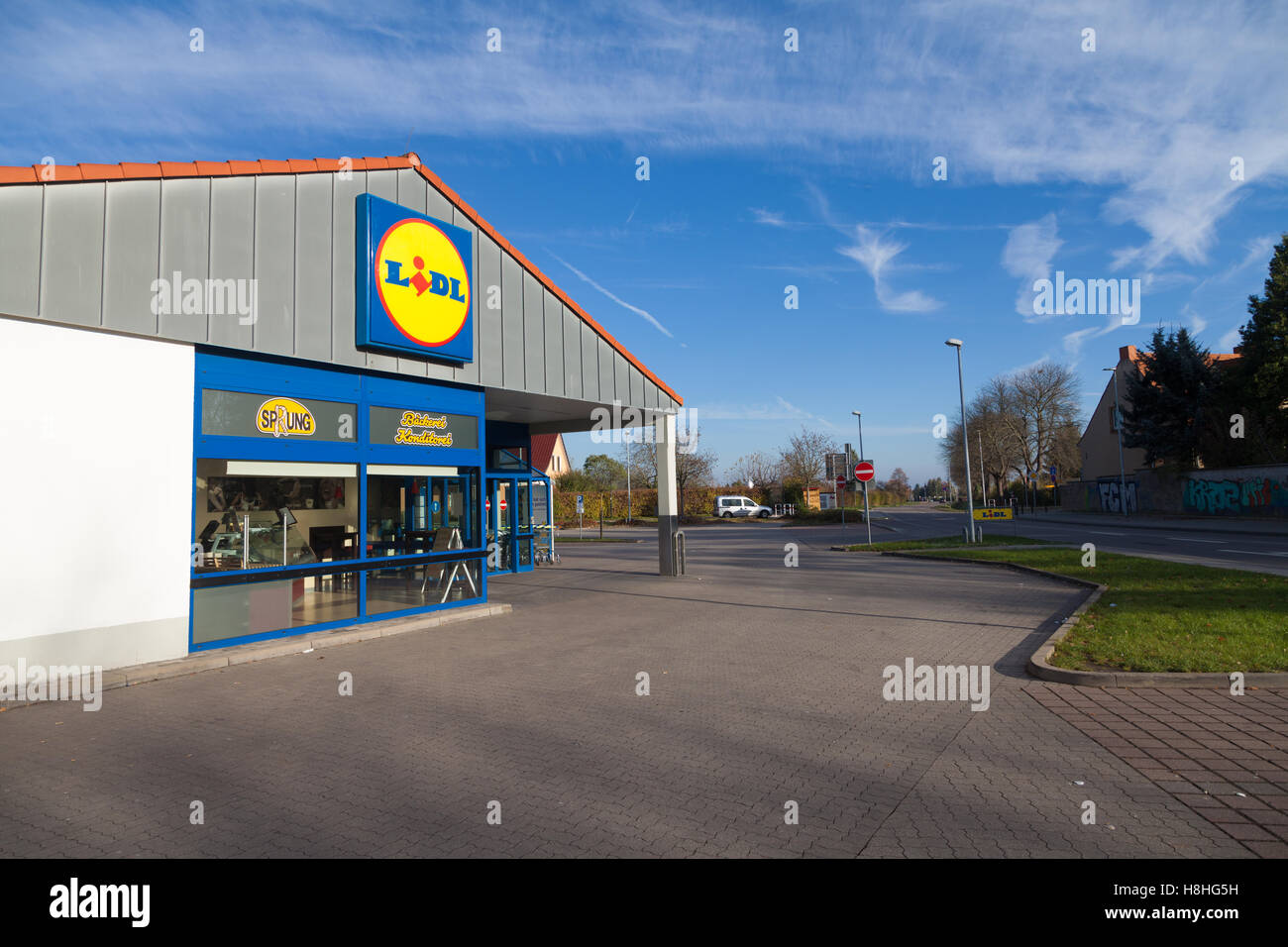BURG / Deutschland - 13. November 2016: Filiale von LIDL-Supermarkt-Kette. LIDL ist eine deutsche global Discount-Supermarkt-Kette Stockfoto