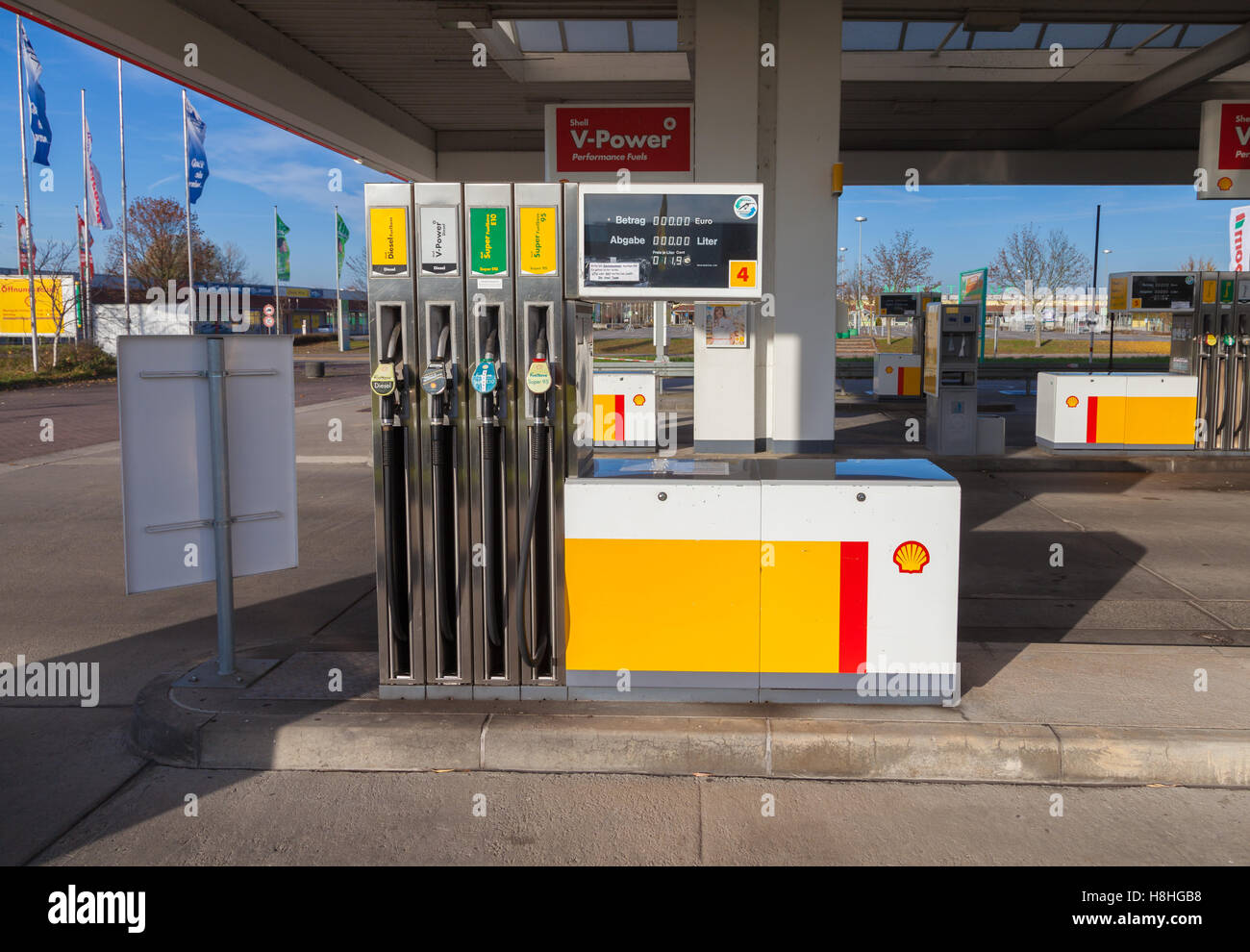 Shell Tankstelle Mit Adblue Zapfsäule In Der Nähe Shell station -Fotos und -Bildmaterial in hoher Auflösung – Alamy