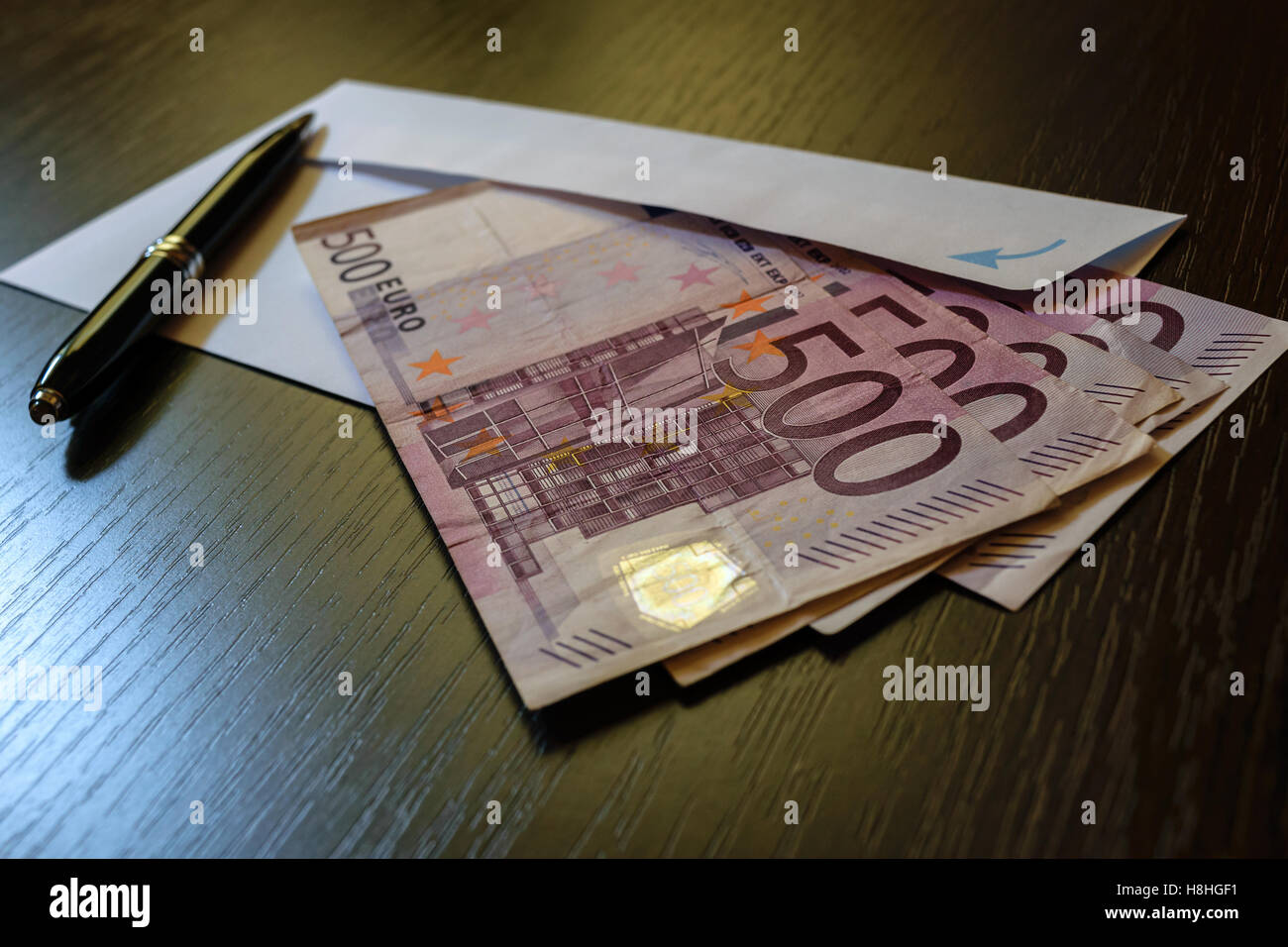 Weißen Umschlag und 500 Euro Banknoten Stockfoto