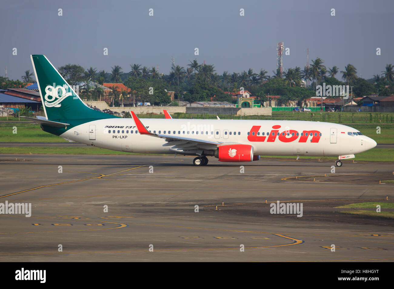 Jakarta/Indonesien Februar 19, 2013: Lion Air Boeing 737-Start auf dem Flughafen von Jakarta. Stockfoto